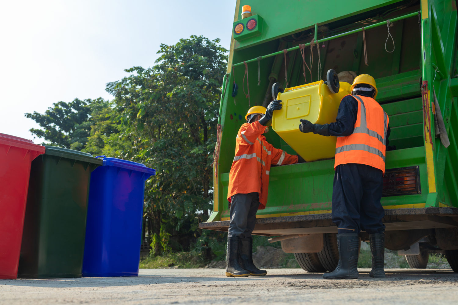 Thaïlande : recyclage municipal urbain éboueur chargement camion déchets