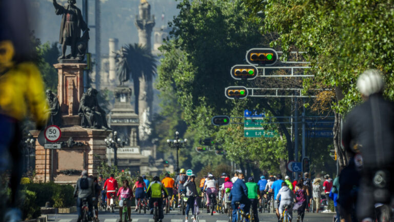 Reforma avenue Skyline à Mexico et les gens qui font du vélo