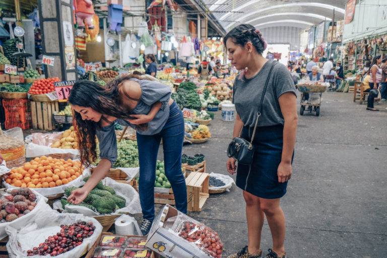 Amis faisant du shopping ensemble au marché, à Mexico.