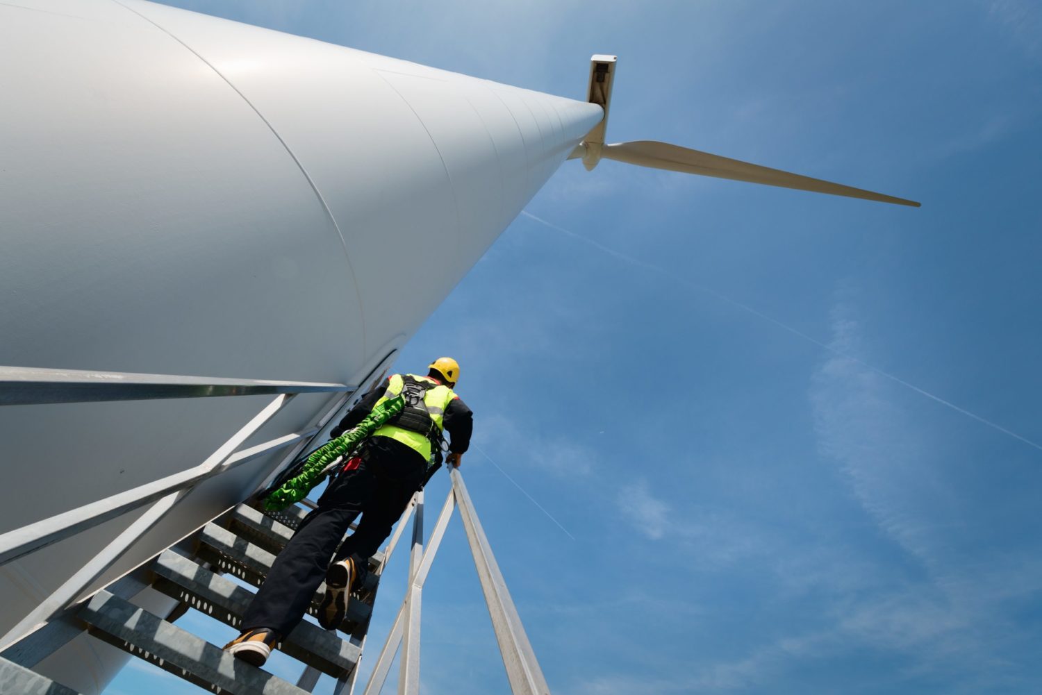 Ouvrier d'entretien debout sur une éolienne moderne, Biddinghuizen, Flevoland, Pays-Bas