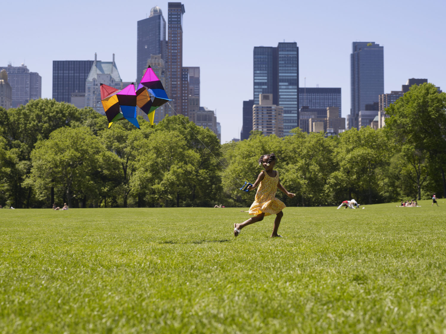 New York : girl flying cerf-volant dans le parc