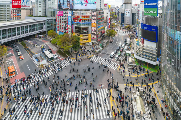 Tokio: Menschenmenge am Shibuya-Kreuzung