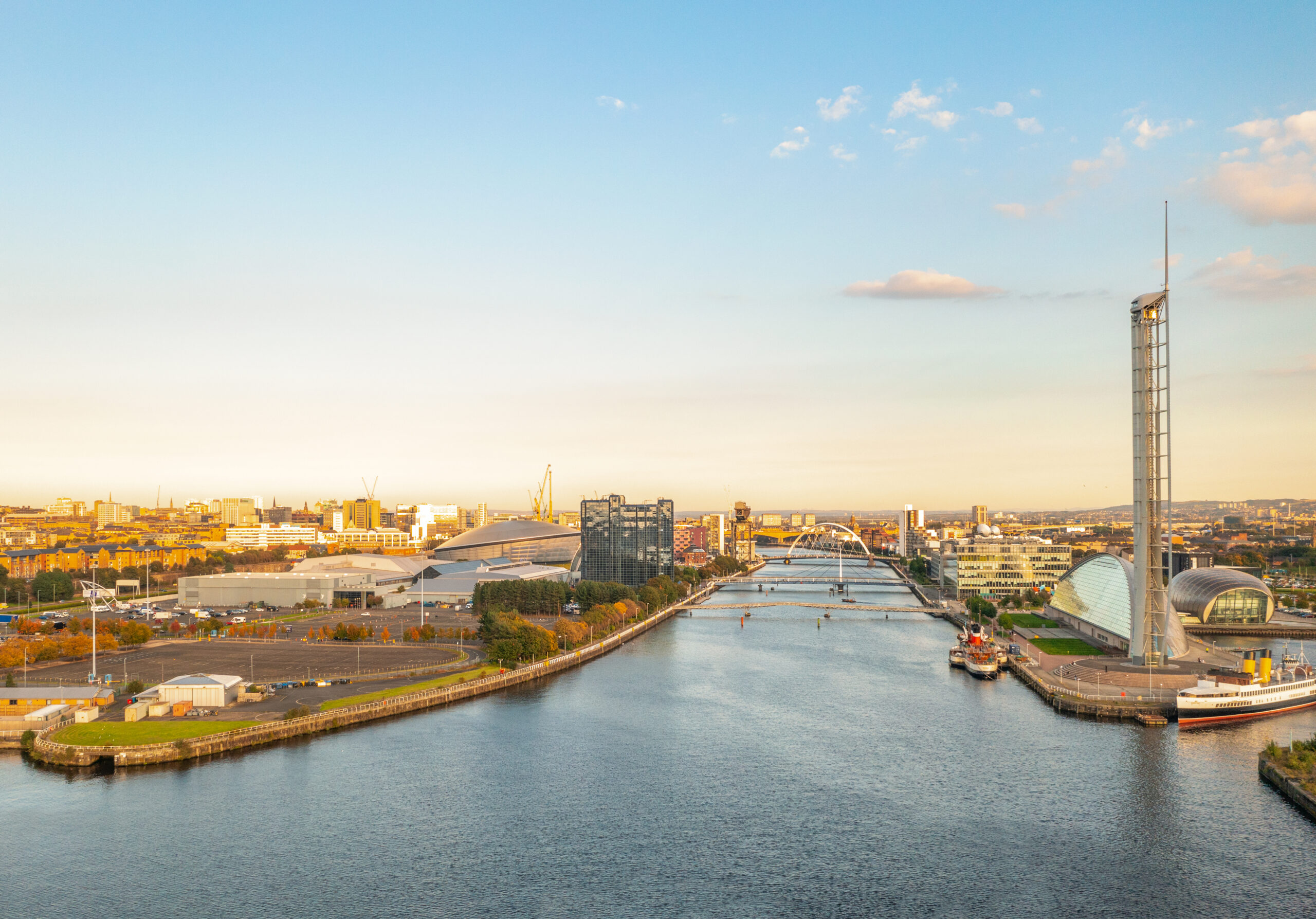 Una vista aérea de la ciudad escocesa de Glasgow, mirando hacia el este hasta el río Clyde.