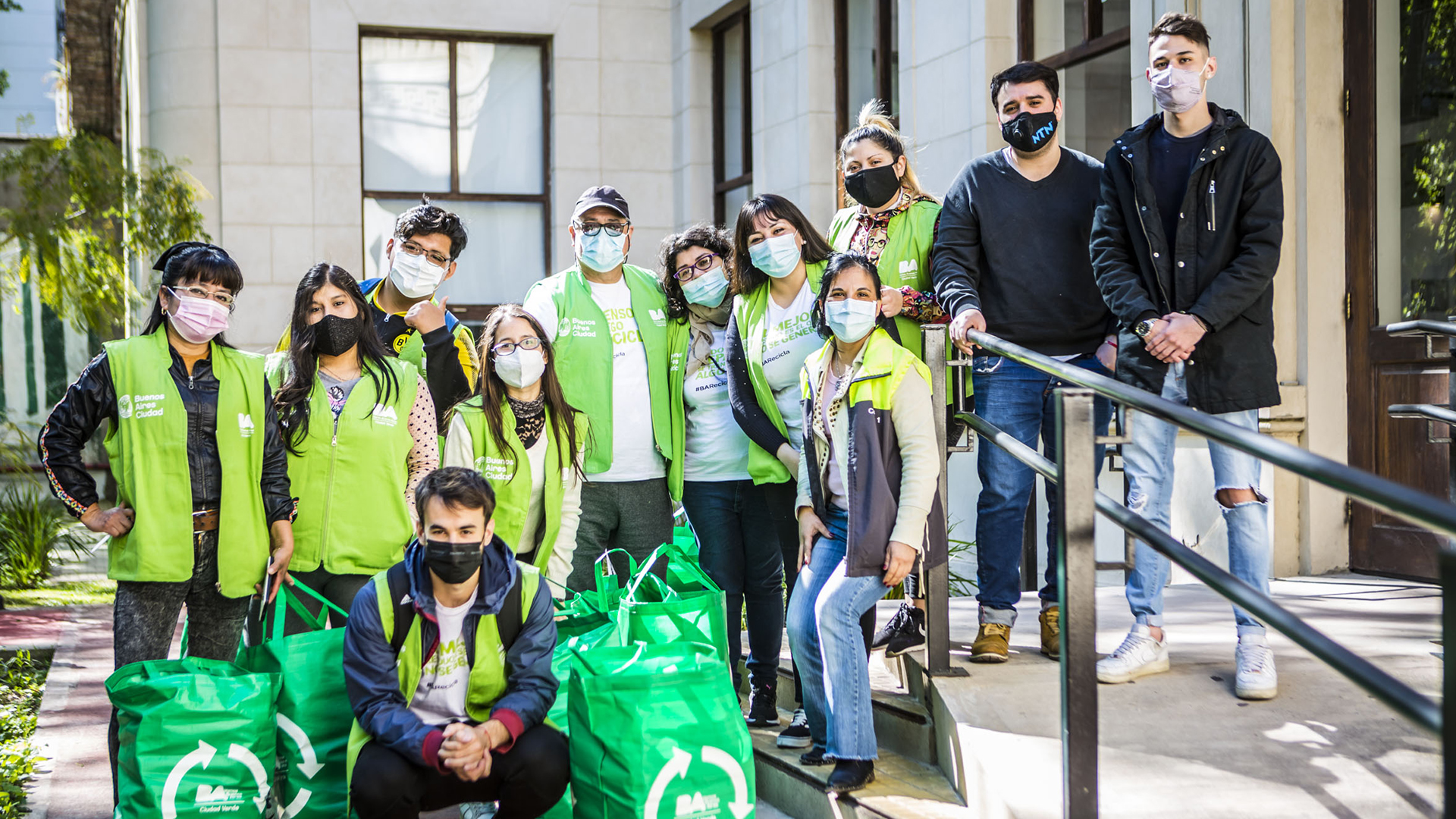 Une photo de groupe des travailleurs de la coopérative de déchets et de recyclage de la ville de Buenos Aires.