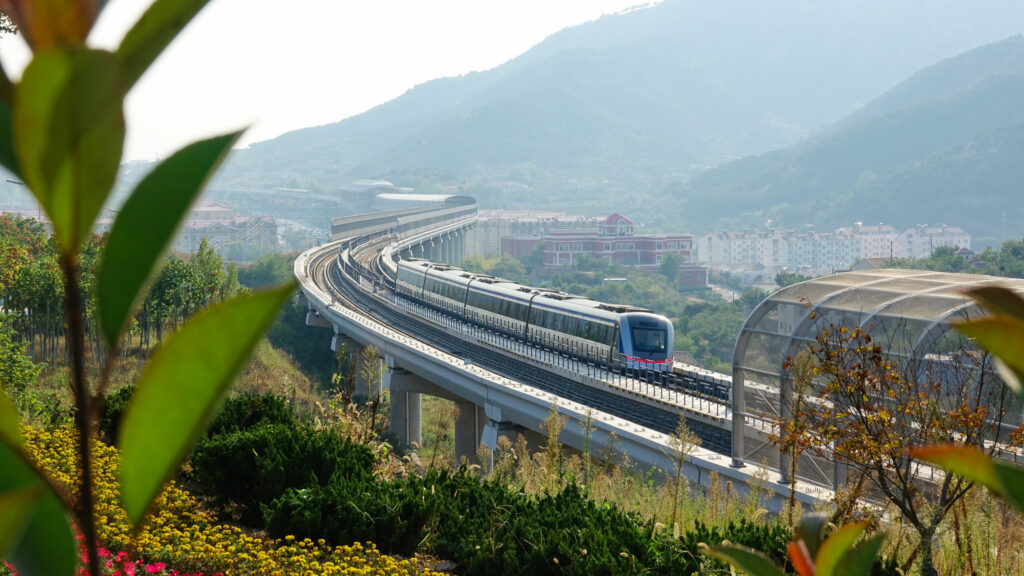 Qingdao Metro Line 11 runs through the mountains. At present, most large and medium cities in China have opened subways.