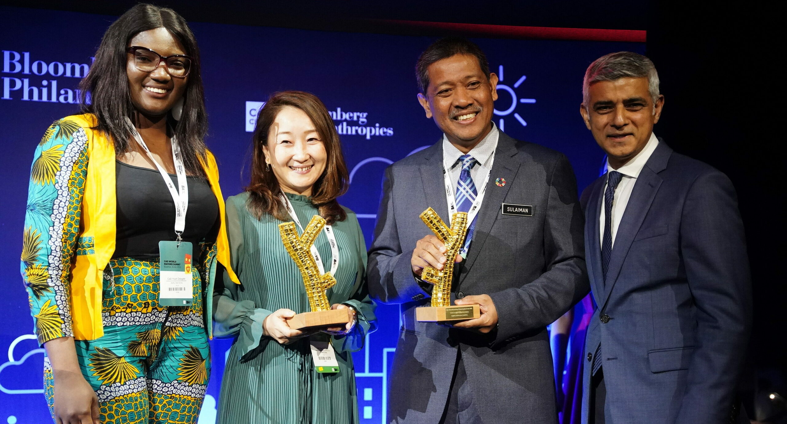 City and youth leaders at the C40-Bloomberg Awards 2022. Pictured: Betty Osei Bonsu (C40 Global Youth & Mayors Forum), Tokyo city representative, Bruce Harrell (Mayor of Seattle), Sadiq Khan (C40 Chair and Mayor of London).