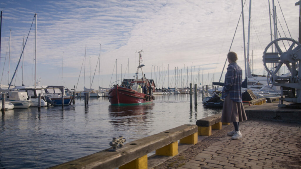Sur la photo : Hanna vit dans une ville balnéaire près de Copenhague qui est confrontée au problème de la montée des eaux de mer. Avec l'aide d'une organisation qui lutte pour le développement durable, elle fait partie d'une solution d'inondation basée sur la nature qui reflète l'esprit côtier de la région. Présenté dans la série Transforming Cities produite par BBC StoryWorks pour C40 Villes.