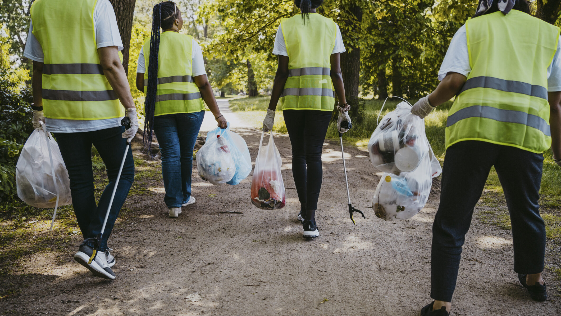 Les femmes écologistes collectent les déchets et les recyclent dans un parc à Berlin