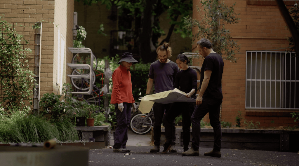 Sur la photo : un artiste, un agriculteur et un urbaniste relient les habitants à la nature et à leur maison en récupérant des espaces urbains grâce à des auvents verts, des jardins communautaires et des fermes urbaines. Présenté dans la série Transforming Cities produite par BBC StoryWorks pour C40 Villes.