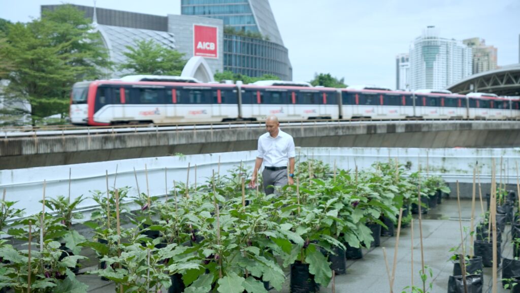 Tokyo a lancé le premier programme mondial de réduction des émissions pour les bâtiments et s'est associé à Kuala Lumpur pour partager des connaissances et des idées pour une efficacité énergétique généralisée. Présenté dans la série Transforming Cities produite par BBC StoryWorks pour C40 Villes.