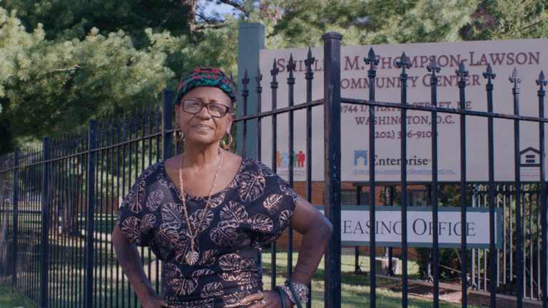 Sur la photo: "Grandma Dynamite" - un leader communautaire à Washington, DC, qui est présenté dans la série Transforming Cities produite par BBC Storyworks pour C40 Villes.