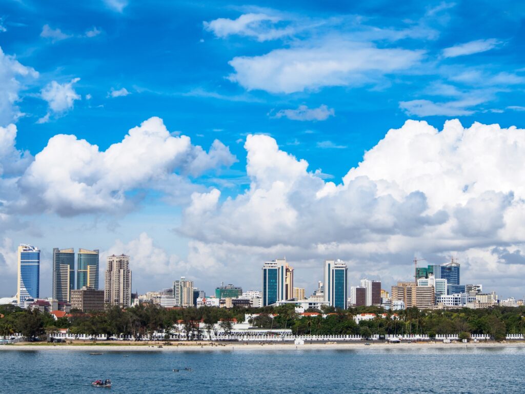 Photo Prise à Dar Es Salaam, Tanzanie. montrant l'horizon de la ville par une journée ensoleillée avec un ciel bleu clair et quelques nuages.
