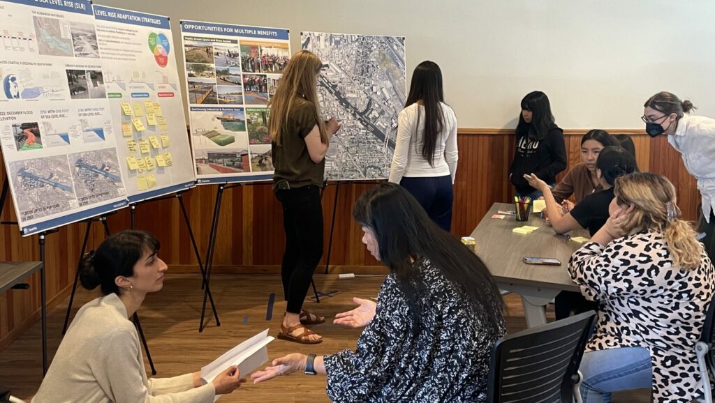 Les gens se sont rassemblés à la journée portes ouvertes communautaire pour en savoir plus sur l'élévation du niveau de la mer. © Ville de Seattle