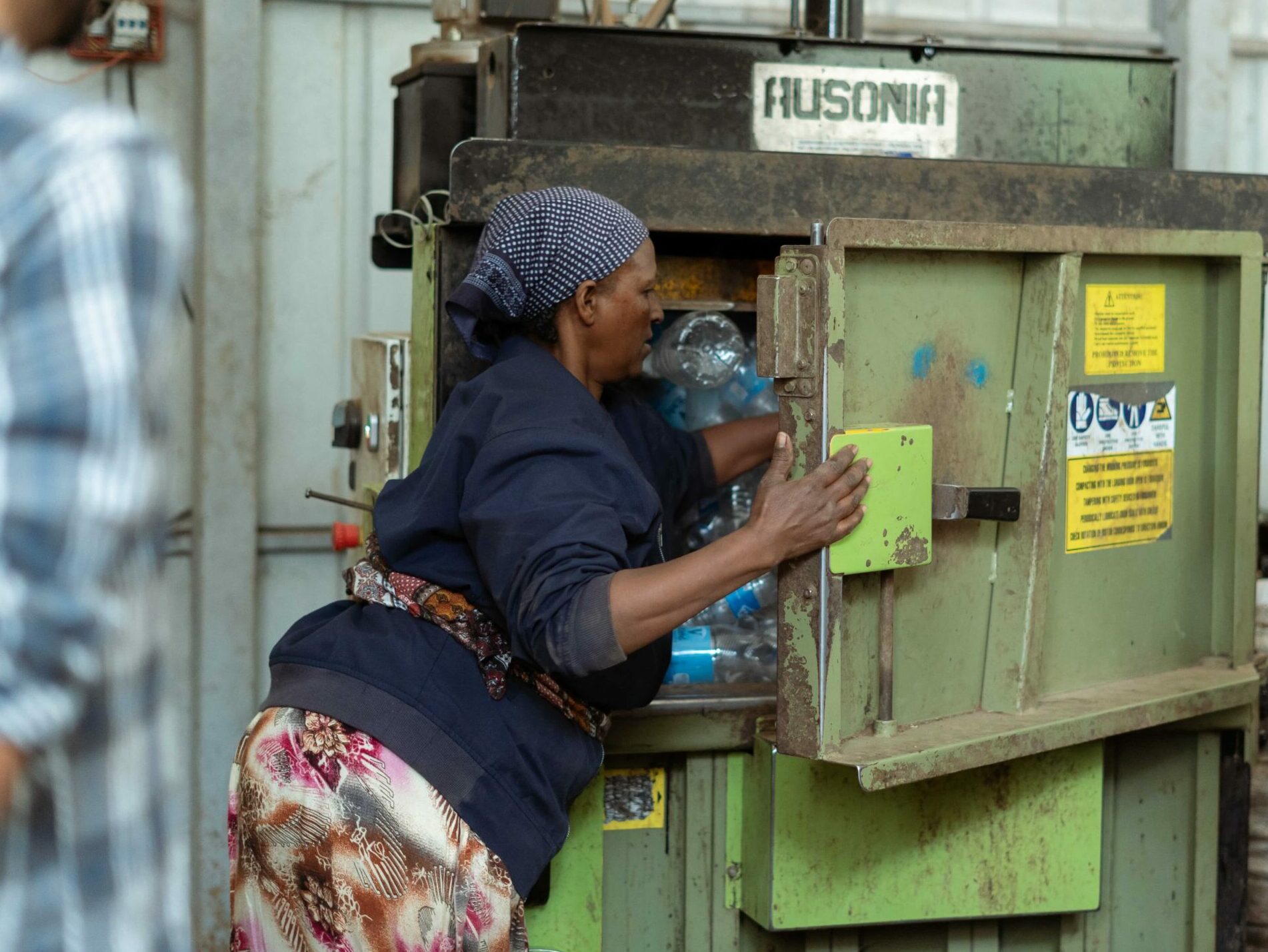 Addis-Abeba - un employé d'un centre de recyclage emballant des déchets