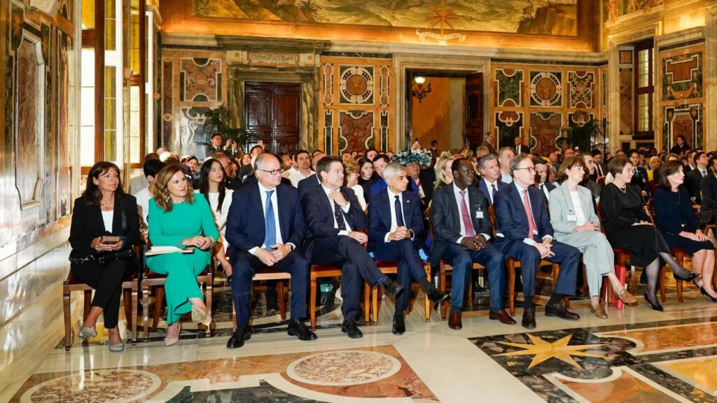 Vatican - All summit attendees are seated for an address by His Holiness Pope Francis; C40 mayors are sitting along the front row (16 May 2024)_© Gabriella C. Marino_PAS