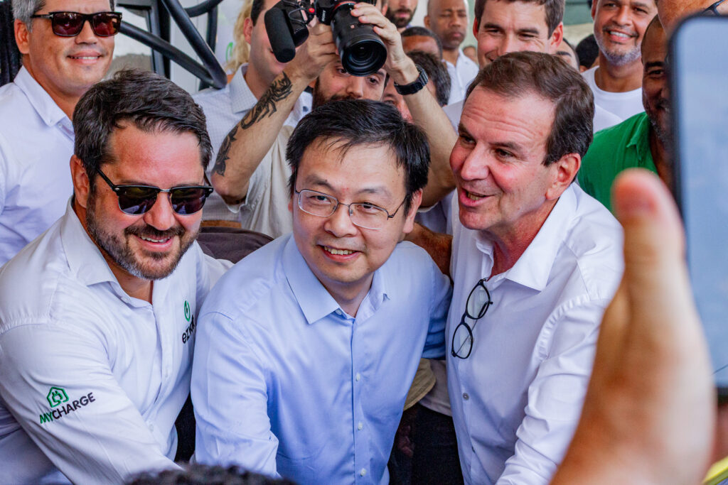 Present at the opening (from right to left): Eduardo Paes, Mayor of Rio de Janeiro, Tyler Li, President of BYD Brasil, and Gustavo Tannure, CEO of EZVolt. Credit: Marcos Theodoro Fotografia